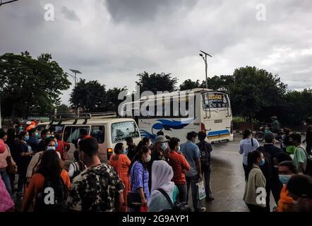 Kathmandu, Bagmati, Nepal. Juli 2021. Nepalesische Menschen versammeln sich am 25. Juli 2021 an der Bushaltestelle, um wieder in ihre Häuser zurückzukehren, während Monsunwolken über dem Tal in Kathmandu, Nepal, schweben. (Bild: © Sunil Sharma/ZUMA Press Wire) Stockfoto