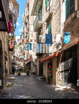 Neapel, Italien, Mai 2021 – EINE typische schmale Gasse des Quartieri Spagnoli (spanische Viertel) im historischen Zentrum von Neapel Stockfoto