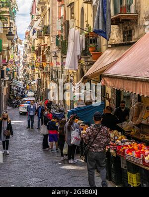 Neapel, Italien, Mai 2021 – EINE belebte Straße des Quartieri Spagnoli (spanische Viertel), eine der wichtigsten Sehenswürdigkeiten des historischen Zentrums von Neapel Stockfoto