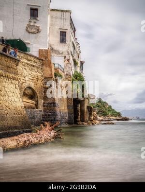 Die berühmte „Fenestrella von Marechiaro“ ist ein malerisches touristisches Wahrzeichen in Posillipo, Neapel, Italien Stockfoto