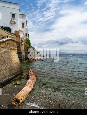Die berühmte „Fenestrella von Marechiaro“ ist ein malerisches touristisches Wahrzeichen in Posillipo, Neapel, Italien Stockfoto
