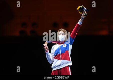 (210725) -- TOKIO, 25. JULI 2021 (Xinhua) -- Larisa Korobeynikova vom ROC feiert während der Preisverleihung der Frauen-Folienindividual bei den Olympischen Spielen in Tokio, Japan, am 25. Juli 2021. (Xinhua/Zhang Hongxiang) Stockfoto