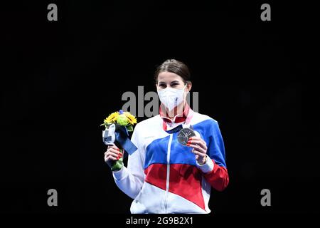 (210725) -- TOKIO, 25. JULI 2021 (Xinhua) -- Inna Deriglasonva von ROC posiert für Fotos während der Preisverleihung der Frau-Folienindividual bei den Olympischen Spielen in Tokio, Japan, am 25. Juli 2021. (Xinhua/Zhang Hongxiang) Stockfoto