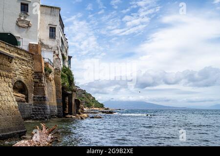 Die berühmte „Fenestrella von Marechiaro“ ist ein malerisches touristisches Wahrzeichen in Posillipo, Neapel, Italien Stockfoto