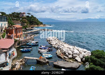 Blick auf Marechiaro, ein typisches Fischerdorf im Posillipo Viertel in Neapel mit herrlichem Panoramablick, Italien Stockfoto