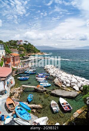 Blick auf Marechiaro, ein typisches Fischerdorf im Posillipo Viertel in Neapel mit herrlichem Panoramablick, Italien Stockfoto