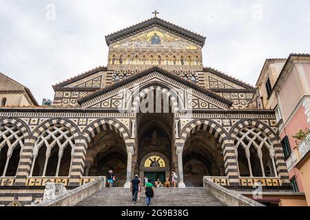Amalfi, Italien, Juni 2021 – Blick auf die Kathedrale von Amalfi (Cattedrale di Sant'Andrea), das wichtigste Wahrzeichen im historischen Zentrum von Amalfi Stockfoto