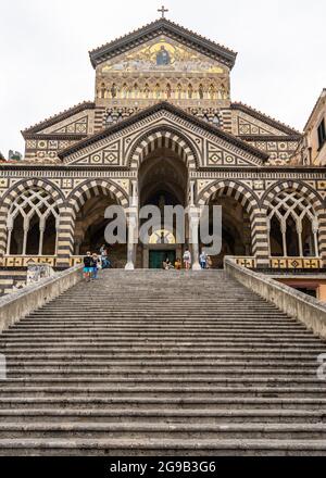 Amalfi, Italien, Juni 2021 – Blick auf die Kathedrale von Amalfi (Cattedrale di Sant'Andrea), das wichtigste Wahrzeichen im historischen Zentrum von Amalfi Stockfoto