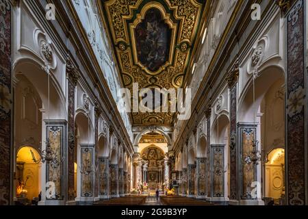 Das Innere der Amalfi Kathedrale (Cattedrale di Sant'Andrea) vom Eingang aus gesehen. Amalfi, Italien, Juni 2021 Stockfoto