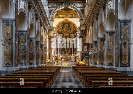 Das Innere der Amalfi Kathedrale (Cattedrale di Sant'Andrea) vom Eingang aus gesehen. Amalfi, Italien, Juni 2021 Stockfoto