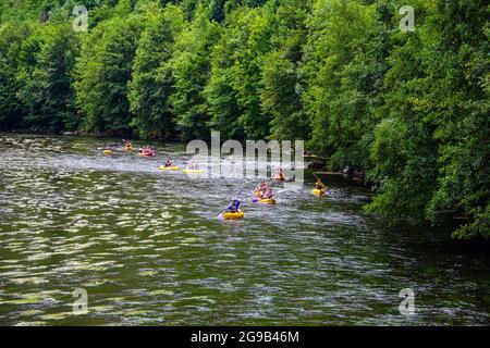 Kanufahrer fahren auf dem Ariege-Fluss in den französischen Pyrenäen, Südfrankreich. Stockfoto