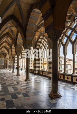 Landschaftlich schöner Blick auf die äußere Kolonnade der Amalfi-Kathedrale (Cattedrale di Sant'Andrea). Amalfi, Italien, Juni 2021 Stockfoto