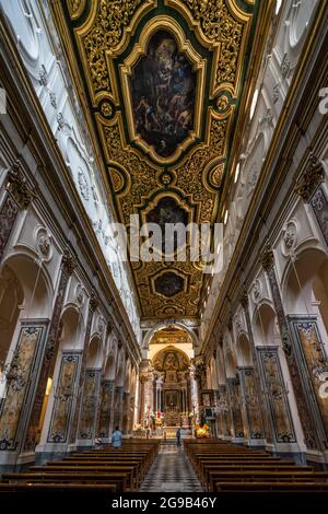 Das Innere der Amalfi Kathedrale (Cattedrale di Sant'Andrea) vom Eingang aus gesehen. Amalfi, Italien, Juni 2021 Stockfoto