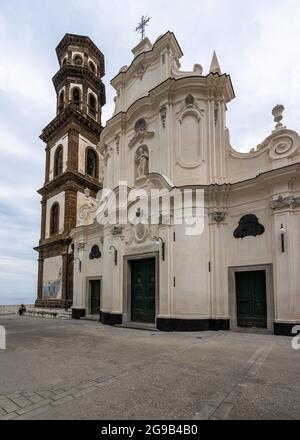 Fassade der Stiftskirche Santa Maria Maddalena in Atrani, Amalfiküste, Italien Stockfoto