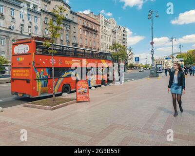 Kiew, Ukraine-April 28, 2018: Hop-on-Hop-off-Bus Verzicht auf Touristen, während Menschen auf der Straße, in Kiew, Ukraine. Stockfoto