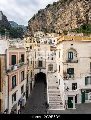 Blick auf Atrani, eine kleine malerische Stadt an der Amalfiküste und die kleinste Stadt Italiens. Atrani, Italien, Juni 2021 Stockfoto