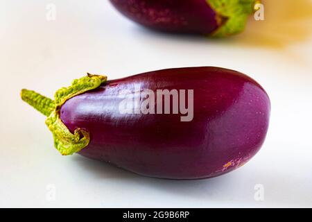 Frische, organische Aubergine auf weißem Hintergrund Stockfoto