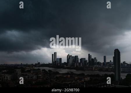 London, Großbritannien. Juli 2021. Wetter in Großbritannien: Am Sonntagnachmittag bauen sich über den Gebäuden von Canary Wharf Sturmwolken auf. Kredit: Guy Corbishley/Alamy Live Nachrichten Stockfoto