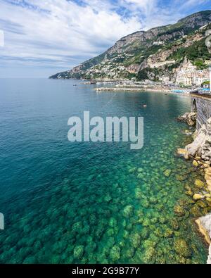Wunderschönes kristallklares Wasser von Amalfi kostet in der Nähe von Amalfi Stadt, Italien Stockfoto