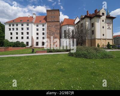 BRZEG, POLEN am 2021. MAI: Wunderbares Schloss der Piasten-Dynastie in der europäischen Stadt in der Woiwodschaft Opole, blauer Himmel an warmen sonnigen Frühlingstag. Stockfoto