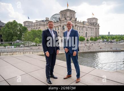 25. Juli 2021, Berlin: Christian Lindner (l.), Parteivorsitzende der FDP, steht vor dem ARD-Sommerinterview neben Matthias Deiß, dem deutschen Fernsehjournalisten, auf der Terrasse des Marie-Elisabeth-Lüders-Hauses. Foto: Christophe Gateau/dpa Stockfoto