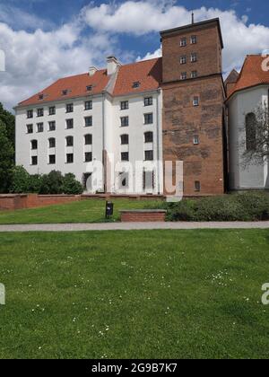 Berühmtes Schloss der Piasten-Dynastie in der europäischen Brzeg-Stadt bei der Woiwodschaft Opole in Polen, blauer Himmel in 2021 warmer sonniger Frühlingstag auf Mai - vertikal Stockfoto