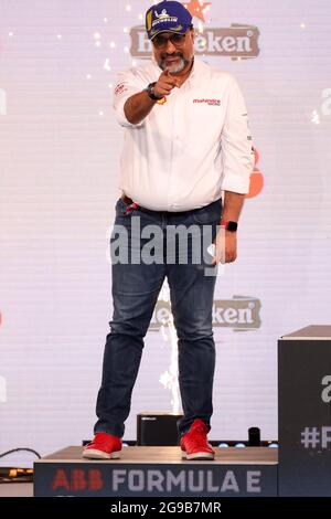 Excel Circuit, Docklands, London, Großbritannien. Juli 2021. Formel E London E Prix; Mahindra Racing CEO Dilbagh Gill feiert den Sieg im Rennen 2 Credit: Action Plus Sports/Alamy Live News Stockfoto