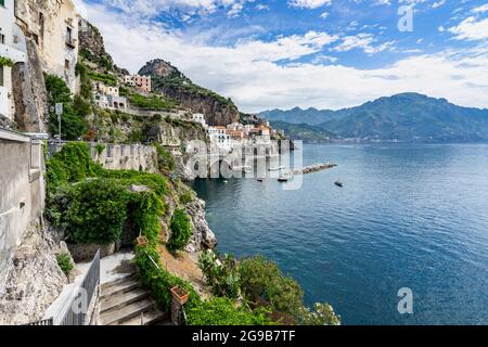 Malerische Landschaft der Amalfiküste in der Nähe der kleinen Stadt Atrani, Region Kampanien, Italien Stockfoto