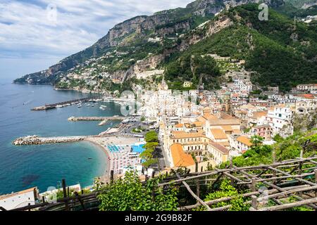 Malerische Luftaufnahme von Amalfi, der berühmtesten und charmantesten Stadt der Amalfiküste, Italien Stockfoto