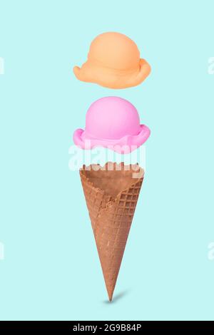 Eiskegel mit bunten Eisschaufeln auf pastellblauem Hintergrund. Minimales Sommerkonzept. Stockfoto