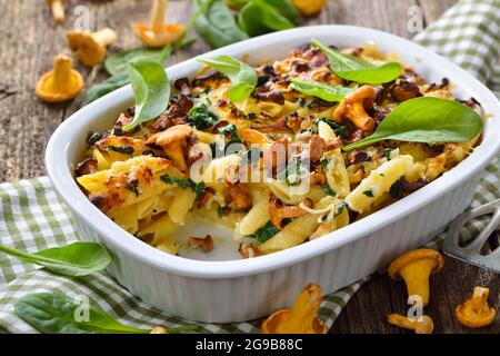 Pfifferlinge Pasta Auflauf mit Spinatblättern und Käse heiß aus dem Ofen serviert Stockfoto