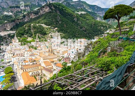 Malerische Luftaufnahme von Amalfi, der berühmtesten und charmantesten Stadt der Amalfiküste, Italien Stockfoto