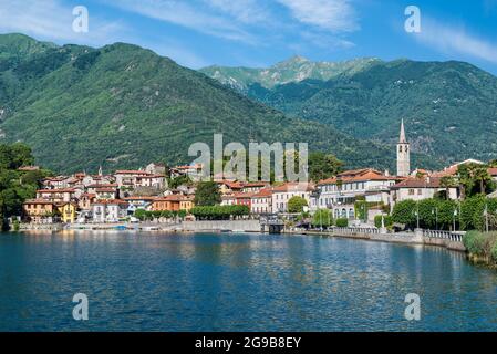 Wunderschöner italienischer See. See Mergozzo und die malerische Stadt Mergozzo, Norditalien Stockfoto