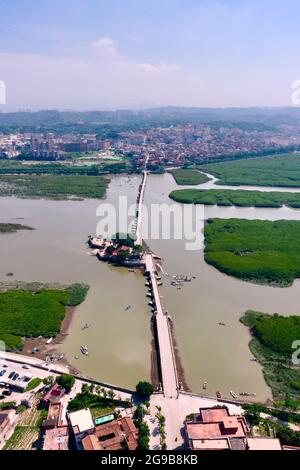 (210725) -- QUANZHOU, 25. Juli 2021 (Xinhua) -- Luftfoto vom 9. Juli 2021 zeigt die Luoyang-Brücke in Quanzhou, südöstlich der Provinz Fujian in China. Chinas „Quanzhou: Emporium der Welt in Song-Yuan China“ wurde am Sonntag als Kulturstätte in die UNESCO-Welterbeliste aufgenommen, womit sich die Gesamtzahl der UNESCO-Welterbestätten des Landes auf 56 beläuft. Quanzhou, eine Küstenstadt in der chinesischen Provinz Fujian, war in den Song- und Yuan-Dynastien ein globales Handelszentrum für den Seeverkehr. (Xinhua/Jiang Kehong) Stockfoto