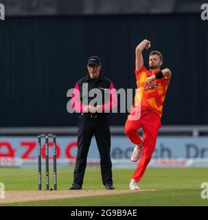 Edgbaston County Ground, Birmingham UK, Birmingham Phoenix / London Spirit, the Hundred. Tom Helm Bowling für Birmingham Phoenix. Stockfoto