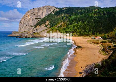 Spanien, das spanische Baskenland, Biskaya, Region Gernika-Lumo, Biosphärenreservat Urdaibai, Ibarrangelu, Laga Beach und Cap d'Ogono (279 m) im Hintergrund Stockfoto