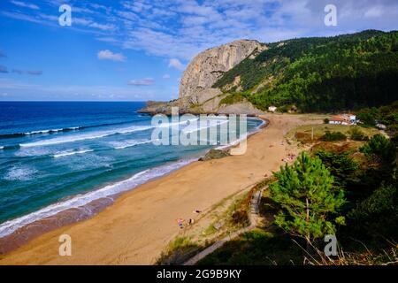 Spanien, das spanische Baskenland, Biskaya, Region Gernika-Lumo, Biosphärenreservat Urdaibai, Ibarrangelu, Laga Beach und Cap d'Ogono (279 m) im Hintergrund Stockfoto