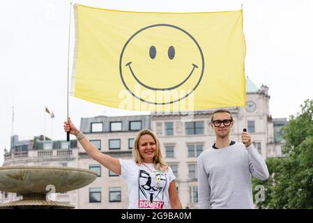 London, Großbritannien. 24. Juli 2021. Demonstranten versammeln sich auf dem Trafalgar Square gegen Sperrregeln, COVID-19-Impfungen und Impfpass Stockfoto