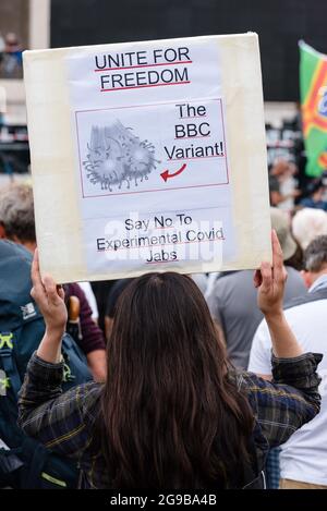London, Großbritannien. 24. Juli 2021. Demonstranten versammeln sich auf dem Trafalgar Square gegen Sperrregeln, COVID-19-Impfungen und Impfpass Stockfoto