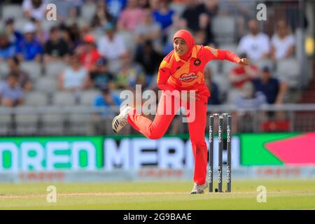 Manchester, Großbritannien. Juli 2021. Abtaha Maqsood Bowling für Birmingham Phoenix in Manchester, Vereinigtes Königreich am 7/25/2021. (Foto von Conor Molloy/News Images/Sipa USA) Quelle: SIPA USA/Alamy Live News Stockfoto