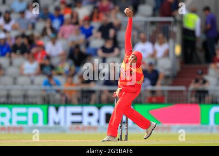 Manchester, Großbritannien. Juli 2021. Abtaha Maqsood Bowling für Birmingham Phoenix in Manchester, Vereinigtes Königreich am 7/25/2021. (Foto von Conor Molloy/News Images/Sipa USA) Quelle: SIPA USA/Alamy Live News Stockfoto