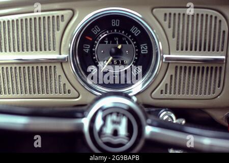 Tachometer und Armaturenbrett eines Volkswagen Beetle aus dem Jahr 1968 Stockfoto