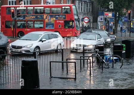 Turnpike Lane, London, Großbritannien. Juli 2021. UK Wetter: Gewitter und heftiger Regen in London. Kredit: Matthew Chattle/Alamy Live Nachrichten Stockfoto