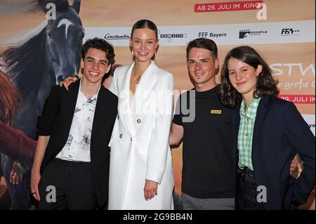 München, Deutschland. Juli 2021. Die Schauspieler Matteo Miska (f-l), Hanna Binke, Marvin Linke und Luna Paiano bei der Premiere ihres Films 'Ostwind - der große Orkan' im Kino Mathäser. Der Film wird am 29.07.2021 veröffentlicht. Quelle: Ursula Düren/dpa/Alamy Live News Stockfoto