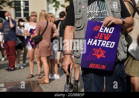 Berlin, Deutschland. Juli 2021. Während einer Kundgebung gegen den Antisemitismus in Berlin-Neukölln wird ein Transparent mit der Aufschrift „#End Jew hass“ gesehen. Quelle: Jörg Carstensen/dpa/Alamy Live News Stockfoto