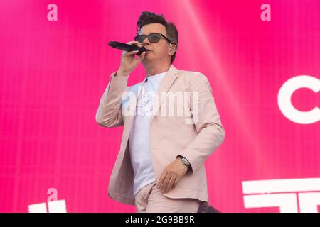 Southwold, Großbritannien. 25. Juli 2021. Rick Astley tritt am dritten Tag des Latitude Festivals in Henham Park, Southwold, Suffolk auf. Bilddatum: Sonntag, 25. Juli 2021. Bildnachweis sollte lauten: Matt Crossick/Empics/Alamy Live News Stockfoto