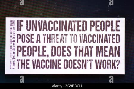 Aufkleber, die von Personen hinterlassen wurden, die an einer großen Anti-Impfstoff-, Anti-Maske- und Anti-Lockdown-Demonstration am 24. Juli 2021 in Manchester, Großbritannien, teilgenommen haben und die Straßenmöbel beschädigen. Sie glauben nicht, dass Covid-19 eine Bedrohung darstellt, und kritisieren nachdrücklich Maßnahmen zum Schutz davor. Die Gruppe, die diese Aufkleber macht, hat ihren Namen von der Weißen Rose (Weiße Rose)-Gruppe übernommen, die 1943 in Deutschland gegründet wurde, um der Nazi-Partei intellektuellen, gewaltfreien Widerstand zu leisten. Stockfoto