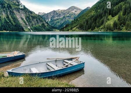 Landschaftlich schöner Bergsee in Österreich. Vintage Ruderboot auf smaragdgrünem, klarem Wasser alpinen See. Vilsalpsee, Tannheimer Tal, Bezirk Reutte, Tirol. Stockfoto