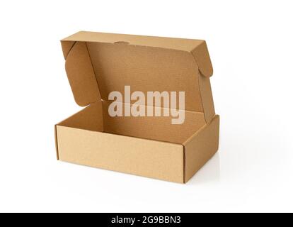 Offener brauner Karton isoliert auf weißem Hintergrund. Neue rechteckige Papierbox zum Verpacken von Geschenken und kleinen Paketen. Leeren Sie den Kartonbehälter mit Deckel. Stockfoto