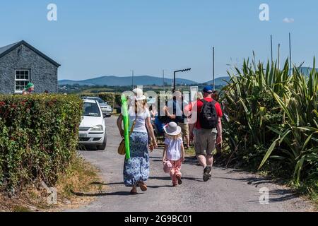 Whiddy Island, Bantry, West Cork, Irland. Juli 2021. Die Whiddy Island in der Bantry Bay war mit ihren Temperaturen von bis zu 26 Grad heute sehr voll mit Besuchern. Met Éireann sagt, dass das gute Wetter zu einem Ende kommen wird und hat Gewitter für die nächsten Tage prognostiziert. Quelle: AG News/Alamy Live News Stockfoto